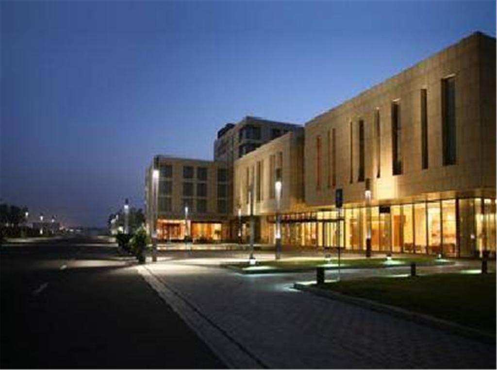 Howard Johnson Plaza Lingang Shanghai Nanhui Exterior photo